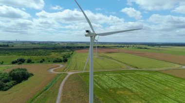 Kırsal alanlardaki büyük rüzgar türbini santralinin havadan görünüşü, tarım manzarası. Yaz mevsiminde yenilenebilir elektrik kaynakları, Kuzey Lincoln, Birleşik Krallık