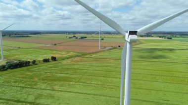 Kırsal alanlardaki büyük rüzgar türbini santralinin havadan görünüşü, tarım manzarası. Yaz mevsiminde yenilenebilir elektrik kaynakları, Kuzey Lincoln, Birleşik Krallık