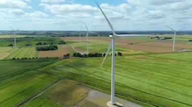 Kırsal alanlardaki büyük rüzgar türbini santralinin havadan görünüşü, tarım manzarası. Yaz mevsiminde yenilenebilir elektrik kaynakları, Kuzey Lincoln, Birleşik Krallık