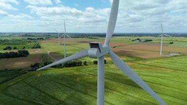 Kırsal alanlardaki büyük rüzgar türbini santralinin havadan görünüşü, tarım manzarası. Yaz mevsiminde yenilenebilir elektrik kaynakları, Kuzey Lincoln, Birleşik Krallık