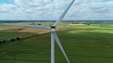 Kırsal alanlardaki büyük rüzgar türbini santralinin havadan görünüşü, tarım manzarası. Yaz mevsiminde yenilenebilir elektrik kaynakları, Kuzey Lincoln, Birleşik Krallık