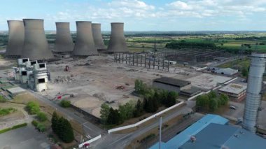Baca yığınları, soğutma kuleleri ve türbinleri, enerji üretimi kömür ateşlenmesi ve gaz yakıtlı elektrik ve İngiltere 'nin fosil yakıtları ile büyük bir enerji santralinin havadan görüntüsü.