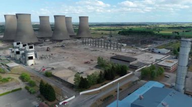 Baca yığınları, soğutma kuleleri ve türbinleri, enerji üretimi kömür ateşlenmesi ve gaz yakıtlı elektrik ve İngiltere 'nin fosil yakıtları ile büyük bir enerji santralinin havadan görüntüsü.