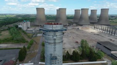 Baca yığınları, soğutma kuleleri ve türbinleri, enerji üretimi kömür ateşlenmesi ve gaz yakıtlı elektrik ve İngiltere 'nin fosil yakıtları ile büyük bir enerji santralinin havadan görüntüsü.