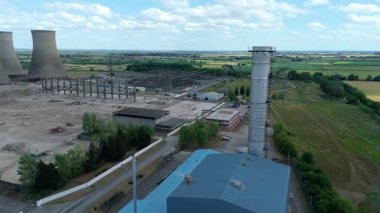 Baca yığınları, soğutma kuleleri ve türbinleri, enerji üretimi kömür ateşlenmesi ve gaz yakıtlı elektrik ve İngiltere 'nin fosil yakıtları ile büyük bir enerji santralinin havadan görüntüsü.