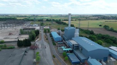 Baca yığınları, soğutma kuleleri ve türbinleri, enerji üretimi kömür ateşlenmesi ve gaz yakıtlı elektrik ve İngiltere 'nin fosil yakıtları ile büyük bir enerji santralinin havadan görüntüsü.