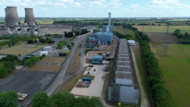 Baca yığınları, soğutma kuleleri ve türbinleri, enerji üretimi kömür ateşlenmesi ve gaz yakıtlı elektrik ve İngiltere 'nin fosil yakıtları ile büyük bir enerji santralinin havadan görüntüsü.