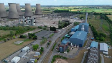 Baca yığınları, soğutma kuleleri ve türbinleri, enerji üretimi kömür ateşlenmesi ve gaz yakıtlı elektrik ve İngiltere 'nin fosil yakıtları ile büyük bir enerji santralinin havadan görüntüsü.