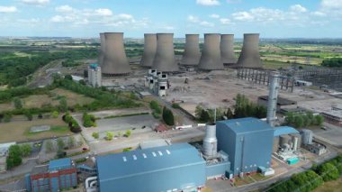 Baca yığınları, soğutma kuleleri ve türbinleri, enerji üretimi kömür ateşlenmesi ve gaz yakıtlı elektrik ve İngiltere 'nin fosil yakıtları ile büyük bir enerji santralinin havadan görüntüsü.