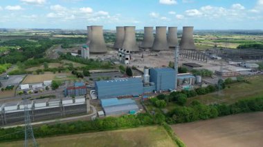 Baca yığınları, soğutma kuleleri ve türbinleri, enerji üretimi kömür ateşlenmesi ve gaz yakıtlı elektrik ve İngiltere 'nin fosil yakıtları ile büyük bir enerji santralinin havadan görüntüsü.