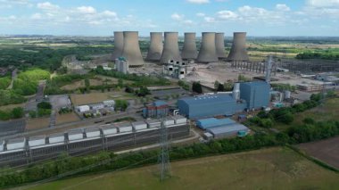 Baca yığınları, soğutma kuleleri ve türbinleri, enerji üretimi kömür ateşlenmesi ve gaz yakıtlı elektrik ve İngiltere 'nin fosil yakıtları ile büyük bir enerji santralinin havadan görüntüsü.