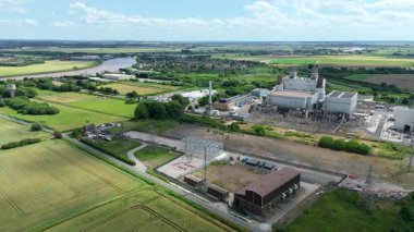 Baca yığınları, soğutma kuleleri ve türbinleri, enerji üretimi kömür ateşlenmesi ve gaz yakıtlı elektrik ve İngiltere 'nin fosil yakıtları ile büyük bir enerji santralinin havadan görüntüsü.