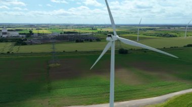 Baca yığınları, soğutma kuleleri ve türbinleri, enerji üretimi kömür ateşlenmesi ve gaz yakıtlı elektrik ve İngiltere 'nin fosil yakıtları ile büyük bir enerji santralinin havadan görüntüsü.