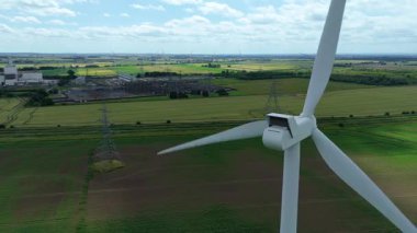 Baca yığınları, soğutma kuleleri ve türbinleri, enerji üretimi kömür ateşlenmesi ve gaz yakıtlı elektrik ve İngiltere 'nin fosil yakıtları ile büyük bir enerji santralinin havadan görüntüsü.