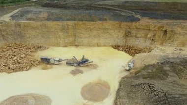 Birleşik Krallık 'taki devasa bir sanayi kireçtaşı ocağı ve toplu çıkartma alanının geniş hava manzarası