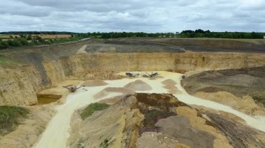 Birleşik Krallık 'taki devasa bir sanayi kireçtaşı ocağı ve toplu çıkartma alanının geniş hava manzarası