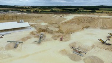 Birleşik Krallık 'taki devasa bir sanayi kireçtaşı ocağı ve toplu çıkartma alanının geniş hava manzarası