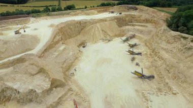 Birleşik Krallık 'taki devasa bir sanayi kireçtaşı ocağı ve toplu çıkartma alanının geniş hava manzarası