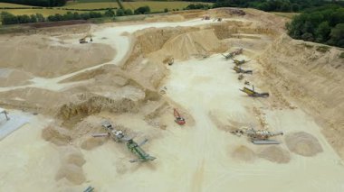 Birleşik Krallık 'taki devasa bir sanayi kireçtaşı ocağı ve toplu çıkartma alanının geniş hava manzarası