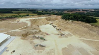 Birleşik Krallık 'taki devasa bir sanayi kireçtaşı ocağı ve toplu çıkartma alanının geniş hava manzarası