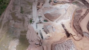 Birleşik Krallık 'taki devasa bir sanayi kireçtaşı ocağı ve toplu çıkartma alanının geniş hava manzarası