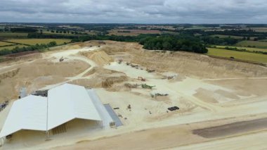 Birleşik Krallık 'taki devasa bir sanayi kireçtaşı ocağı ve toplu çıkartma alanının geniş hava manzarası