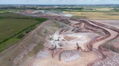Birleşik Krallık 'taki devasa bir sanayi kireçtaşı ocağı ve toplu çıkartma alanının geniş hava manzarası