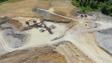 Birleşik Krallık 'taki devasa bir sanayi kireçtaşı ocağı ve toplu çıkartma alanının geniş hava manzarası
