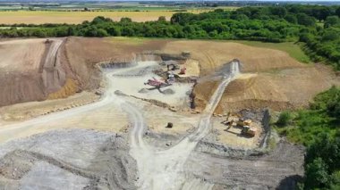 Birleşik Krallık 'taki devasa bir sanayi kireçtaşı ocağı ve toplu çıkartma alanının geniş hava manzarası