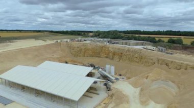 Birleşik Krallık 'taki devasa bir sanayi kireçtaşı ocağı ve toplu çıkartma alanının geniş hava manzarası