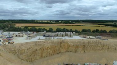 Birleşik Krallık 'taki devasa bir sanayi kireçtaşı ocağı ve toplu çıkartma alanının geniş hava manzarası