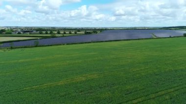 Büyük güneş paneli kurulumunun hava aracı görüntüsü. İngiliz kırsalındaki yenilenebilir kaynaklardan fotovoltaik elektrik santralleri. Güneşli bir yaz günü Birleşik Krallık.