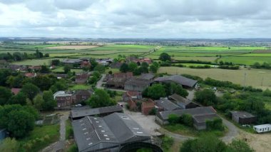 Büyük güneş paneli kurulumunun hava aracı görüntüsü. İngiliz kırsalındaki yenilenebilir kaynaklardan fotovoltaik elektrik santralleri. Güneşli bir yaz günü Birleşik Krallık.