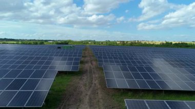 Büyük güneş paneli kurulumunun hava aracı görüntüsü. İngiliz kırsalındaki yenilenebilir kaynaklardan fotovoltaik elektrik santralleri. Güneşli bir yaz günü Birleşik Krallık.