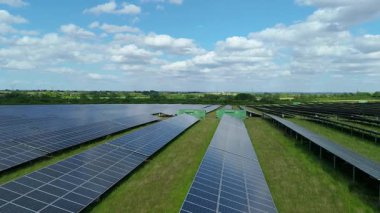 Büyük güneş paneli kurulumunun hava aracı görüntüsü. İngiliz kırsalındaki yenilenebilir kaynaklardan fotovoltaik elektrik santralleri. Güneşli bir yaz günü Birleşik Krallık.