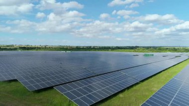 Büyük güneş paneli kurulumunun hava aracı görüntüsü. İngiliz kırsalındaki yenilenebilir kaynaklardan fotovoltaik elektrik santralleri. Güneşli bir yaz günü Birleşik Krallık.