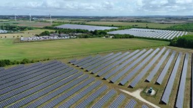 Büyük güneş paneli kurulumunun hava aracı görüntüsü. İngiliz kırsalındaki yenilenebilir kaynaklardan fotovoltaik elektrik santralleri. Güneşli bir yaz günü Birleşik Krallık.