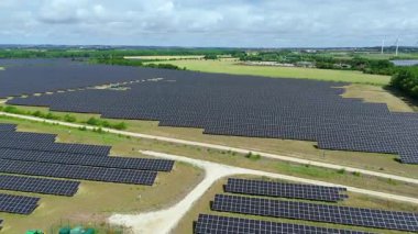 Büyük güneş paneli kurulumunun hava aracı görüntüsü. İngiliz kırsalındaki yenilenebilir kaynaklardan fotovoltaik elektrik santralleri. Güneşli bir yaz günü Birleşik Krallık.