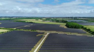 Büyük güneş paneli kurulumunun hava aracı görüntüsü. İngiliz kırsalındaki yenilenebilir kaynaklardan fotovoltaik elektrik santralleri. Güneşli bir yaz günü Birleşik Krallık.