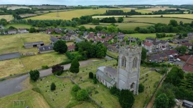 Eski kilisenin hava manzarası, İngiltere 'nin kırsal kesimindeki katedral manzarası.