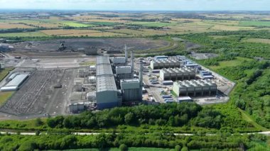 Baca yığınları, soğutma kuleleri ve türbinleri, enerji üretimi kömür ateşlenmesi ve gaz yakıtlı elektrik ve İngiltere 'nin fosil yakıtları ile büyük bir enerji santralinin havadan görüntüsü.