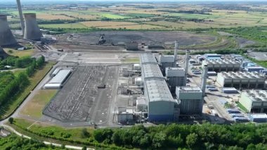 Baca yığınları, soğutma kuleleri ve türbinleri, enerji üretimi kömür ateşlenmesi ve gaz yakıtlı elektrik ve İngiltere 'nin fosil yakıtları ile büyük bir enerji santralinin havadan görüntüsü.