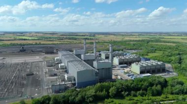 Baca yığınları, soğutma kuleleri ve türbinleri, enerji üretimi kömür ateşlenmesi ve gaz yakıtlı elektrik ve İngiltere 'nin fosil yakıtları ile büyük bir enerji santralinin havadan görüntüsü.