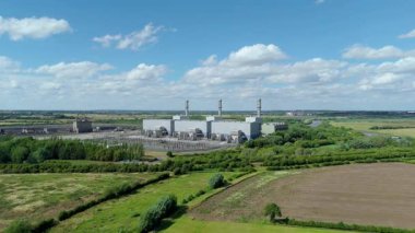 Baca yığınları, soğutma kuleleri ve türbinleri, enerji üretimi kömür ateşlenmesi ve gaz yakıtlı elektrik ve İngiltere 'nin fosil yakıtları ile büyük bir enerji santralinin havadan görüntüsü.