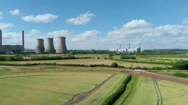 Baca yığınları, soğutma kuleleri ve türbinleri, enerji üretimi kömür ateşlenmesi ve gaz yakıtlı elektrik ve İngiltere 'nin fosil yakıtları ile büyük bir enerji santralinin havadan görüntüsü.