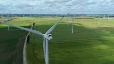 Devasa rüzgar türbini santralinin hava aracı görüntüsü, sürdürülebilir enerji ve yeşil kaynak altyapısı, gelecekteki elektrik tedarikleri için kritik endüstri. Birleşik Krallık 'ta küresel CO2 azaltımı ve net sıfır hedef.