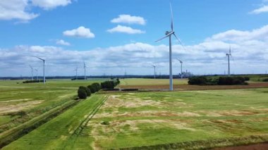 Devasa rüzgar türbini santralinin hava aracı görüntüsü, sürdürülebilir enerji ve yeşil kaynak altyapısı, gelecekteki elektrik tedarikleri için kritik endüstri. Birleşik Krallık 'ta küresel CO2 azaltımı ve net sıfır hedef.