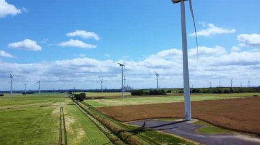 Devasa rüzgar türbini santralinin hava aracı görüntüsü, sürdürülebilir enerji ve yeşil kaynak altyapısı, gelecekteki elektrik tedarikleri için kritik endüstri. Birleşik Krallık 'ta küresel CO2 azaltımı ve net sıfır hedef.