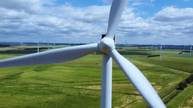 Devasa rüzgar türbini santralinin hava aracı görüntüsü, sürdürülebilir enerji ve yeşil kaynak altyapısı, gelecekteki elektrik tedarikleri için kritik endüstri. Birleşik Krallık 'ta küresel CO2 azaltımı ve net sıfır hedef.