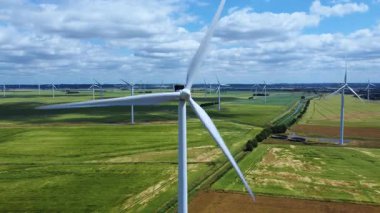 Devasa rüzgar türbini santralinin hava aracı görüntüsü, sürdürülebilir enerji ve yeşil kaynak altyapısı, gelecekteki elektrik tedarikleri için kritik endüstri. Birleşik Krallık 'ta küresel CO2 azaltımı ve net sıfır hedef.